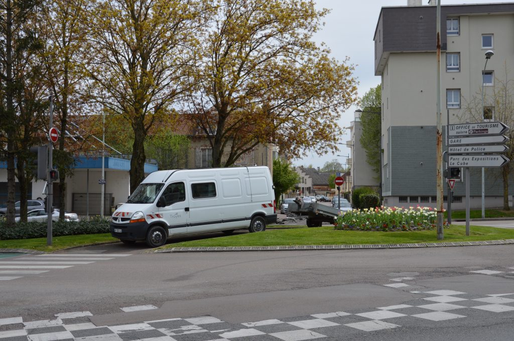 Camionnette de la ville de Troyes stationnée sur un trottoir