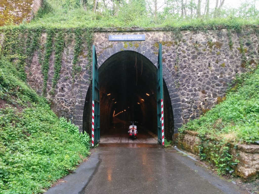 Enfin un tunnel pour s'abriter. La pluie n'a jamais cessée de la journée.