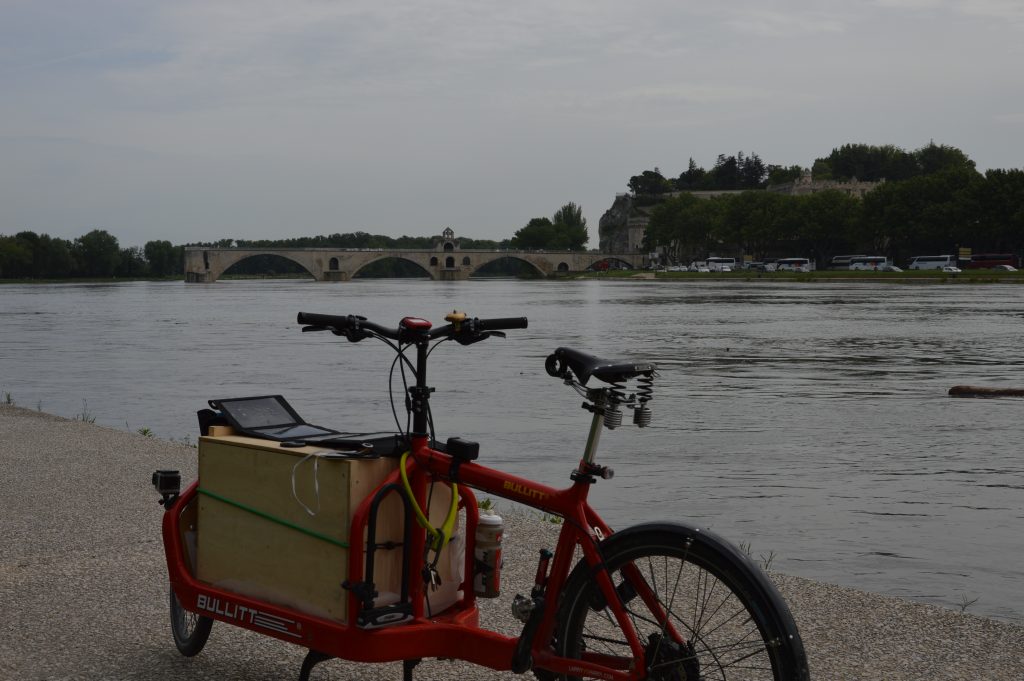 7ème jour, arrivé devant le pont d'Avignon.