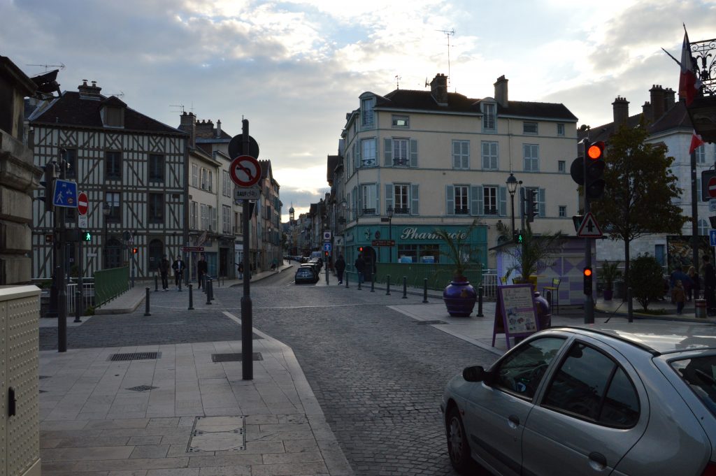 Interdiction de tourner Sauf vélo, rue de la Cité